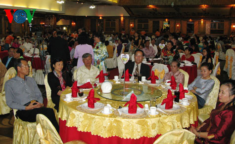 ພໍ່ແມ່ພີນ້ອງຊາວ ຫວຽດນາມ ອາໄສຢູ່ບ້ານ ຊຽງວາງ, ແຂວງຄຳມວນ ຈັດການພົບປະສ້າງສັນຍາມຕົ້ນລະດູບານໃໝ່ ປີມະເມຍ